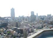 屋上から見た中心街　浜松市のシンボル「浜松アクトタワー」（左側）
