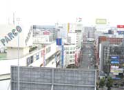 JR津田沼駅前には商業施設が建ち並ぶ