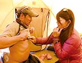 エベレストベースキャンプで、シェルパの診察にあたる
