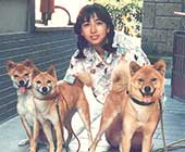 ソロデビュー時、岡崎の自宅にて愛犬3匹と。左からベア（オス）、レイ（メス）、ジュン（母親）