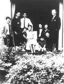 昭和42年頃に撮影した斎藤家の家族写真。 中央に座っている>祖母・輝子に寄り添う由香さん。 左端が父・北杜夫、右端が祖父・斎藤茂太