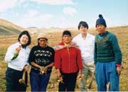 2003年、ペルー4800mの高地にあるマカ畑にて。原料部の課長と