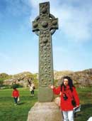 スコットランド　アイオナ島のケルト十字架の前で解説中