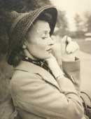 祖母の写真。1939年パリにて