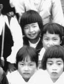 8歳。小学校の遠足の写真 （2列目、右から2番目）