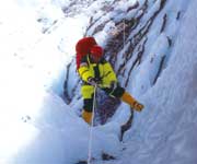 1985年冬期チョモランマにて氷壁を登る