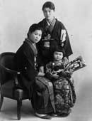 母・ちゑさん（左）、叔母・加代子さん（上）と。当時6歳の正月
