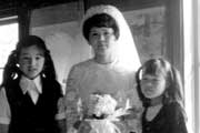 中学1年生のとき。姉の結婚式の日に （左側が大竹さん）