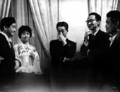 1960年Ｎ響パリ公演後日本大使館にて、指揮者　岩城宏之氏と、古垣大使を囲んで