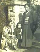 昭和17年、母、祖母と一緒に門の前で