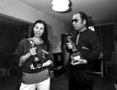 1986年、夫の和田勉さんと自宅 で。ご夫婦それぞれ、同じタイミング での受賞（ワダさんはアカデミー賞）