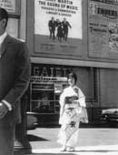 27歳のころ。ロサンゼルスの日米修好百年祭に日本人代表として招かれた際、ニューヨークでミュージカル観劇