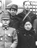 昭和19年、外地慰問の際に撮った記念写真。左奥が当時の相方であり、夫