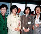 1996年、猿橋賞授賞式にて。左から大隅正子さん、本人、石田瑞穂さん（現会長）、猿橋勝子さん