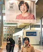 ロレアル-ユネスコ女性科学賞受賞ポスター。パリ＝シャルル・ド・ゴール空港にて
