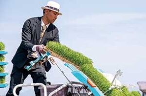 400年続く米農家の「スーツ農家」齋藤聖人さんもWWSを着用