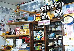 引き取りを待つおもちゃと教材用に治療したおもちゃたち