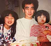 7歳のころ、お父さんと妹と。左が本人
