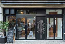 左手が総菜店、右手が保育園
