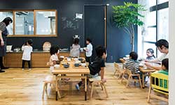 木が香る空間でのびのび過ごす子どもたち