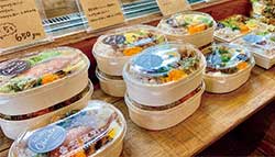 おいしそうな弁当が並びます
