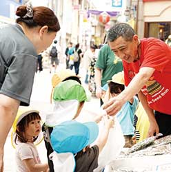 商店街の乾物屋さんでいりこのお買い物