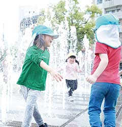 公園で水遊びを楽しむ子どもたち