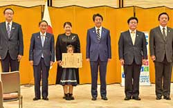 地域に根ざした草の根の活動が評価され、第3回ジャパンSDGsアワード特別賞受賞。園児代表（4歳）、職員代表が表彰式に参加