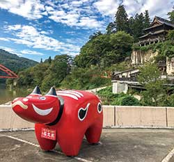 柳津町の赤べこ。後ろの建物は福満虚空藏菩薩圓藏寺