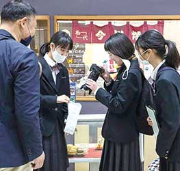 取材を心から楽しんでいる高校生記者