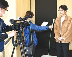 取材に応じる大学生記者