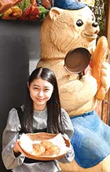 カレーパンを取材した高校生記者