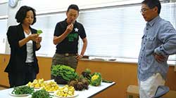 商品の説明を受け、売り方を協議