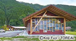 町民の協力のもとつくられた公共建築。人口1500人の町で700枚の建具や廃材が集まった