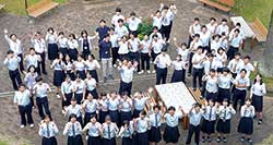 今年度生徒数は76名の小規模校。女子硬式野球部やアーチェリー部など特色ある部活動の他、生徒が自由な発想で地域の課題を解決する「SAEKI QUEST」など特色ある教育を地域一体となって展開している