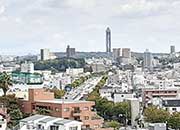 東側には東山スカイタワーを望む