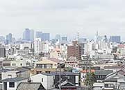 西側には高層ビル群が見える