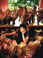 58歳、箱根の自宅（当時）で作品に囲まれて
