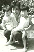 1歳半のころ。父と姉と