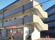 2棟に分かれており、一方には店舗もある