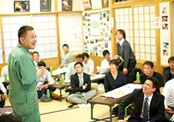 親世代と青年部世代の混ざった黒川温泉でのコ・クリエーションワークショップの様子