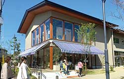 もりねきのみち。ベーカリーや衣類、雑貨などの店舗が並ぶ。2階は企業の本社オフィス