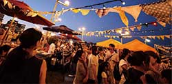 大東ズンチャッチャ夜市。多いときには50店舗の飲食・物販店舗が並び、3,000人以上が楽しむ