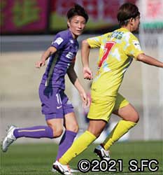 女子プロサッカー「WEリーグ」サンフレッチェ広島レジーナの近賀ゆかり選手（左）