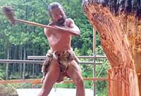 木を切る・削る作業は石斧と楔(くさび)を使って行う