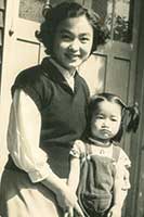 幼少期、自宅で母と