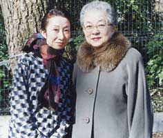 舞台女優になることを強くすすめてくれた母。2002年、78歳で他界するまで応援してくれた