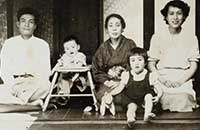 4歳のころ、弟、祖母、両親と、自宅の庭を臨む縁側で