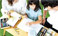 クレヨンを使って親子の時間