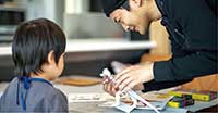 子どもも簡単にできるダンボールの工作教室を開催